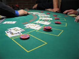 Kartu domino Qiu Qiu dengan nilai kombinasi ditampilkan di layar mobile